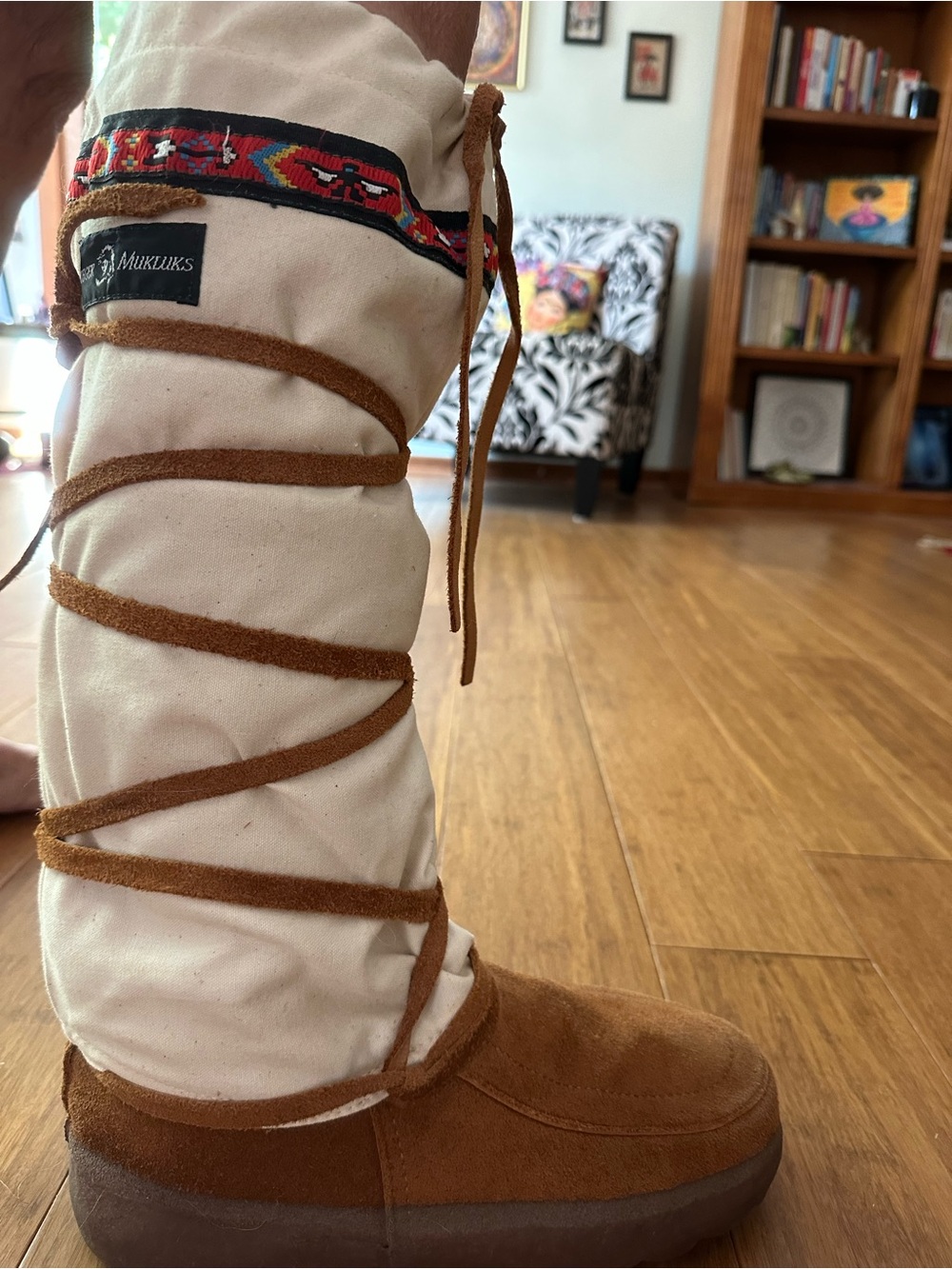 Muk Luks Cream and Brown Suede Lace-Up Women’s/ Men’s Steger Mukluks (MN) - Picture 4 of 4
